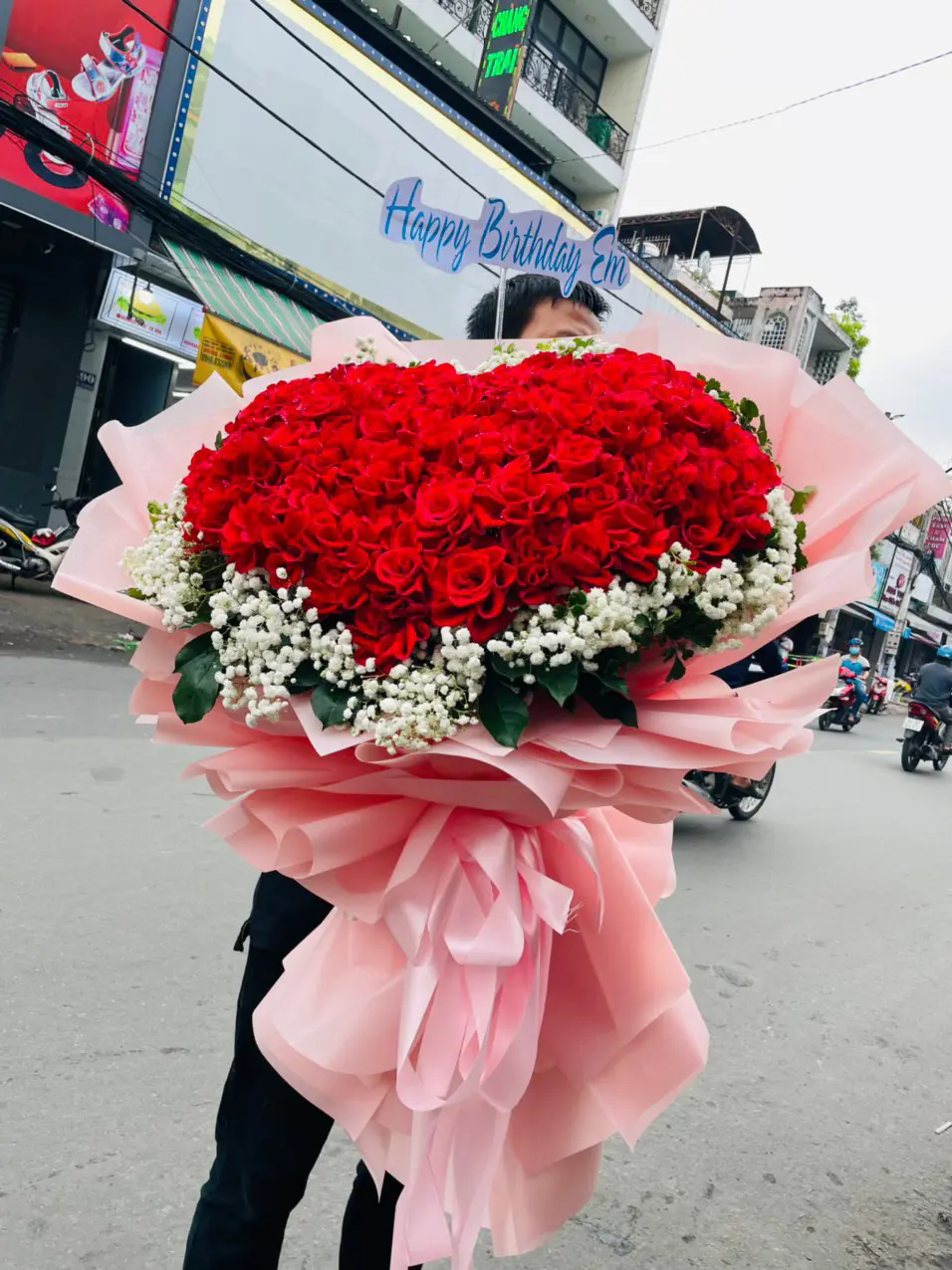 Bó hoa hồng đỏ hình trái tim khổng lồ