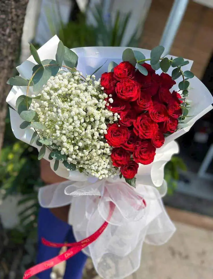 Bó hoa hồng đỏ trái tim hoa baby trắng, hồng đỏ, giấy trắng