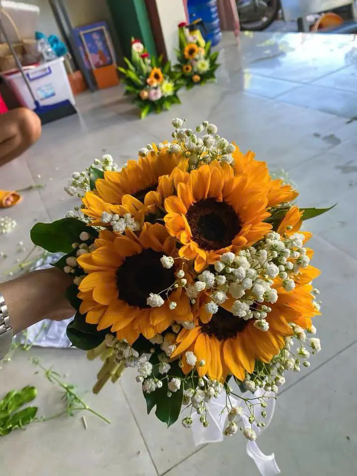 Bó hoa cưới hướng dương vàng mix baby trắng HCD011