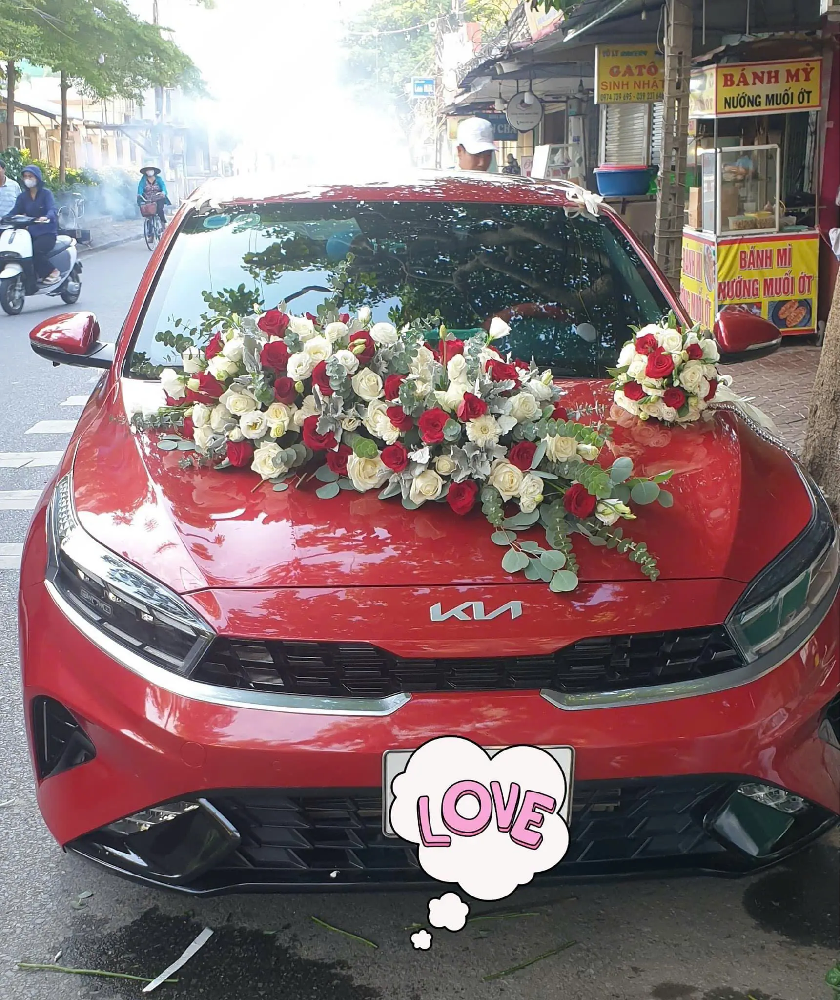 Xe hoa tone màu đỏ, hồng trắng, cát tường mix baby trắng, lá đôla HC002